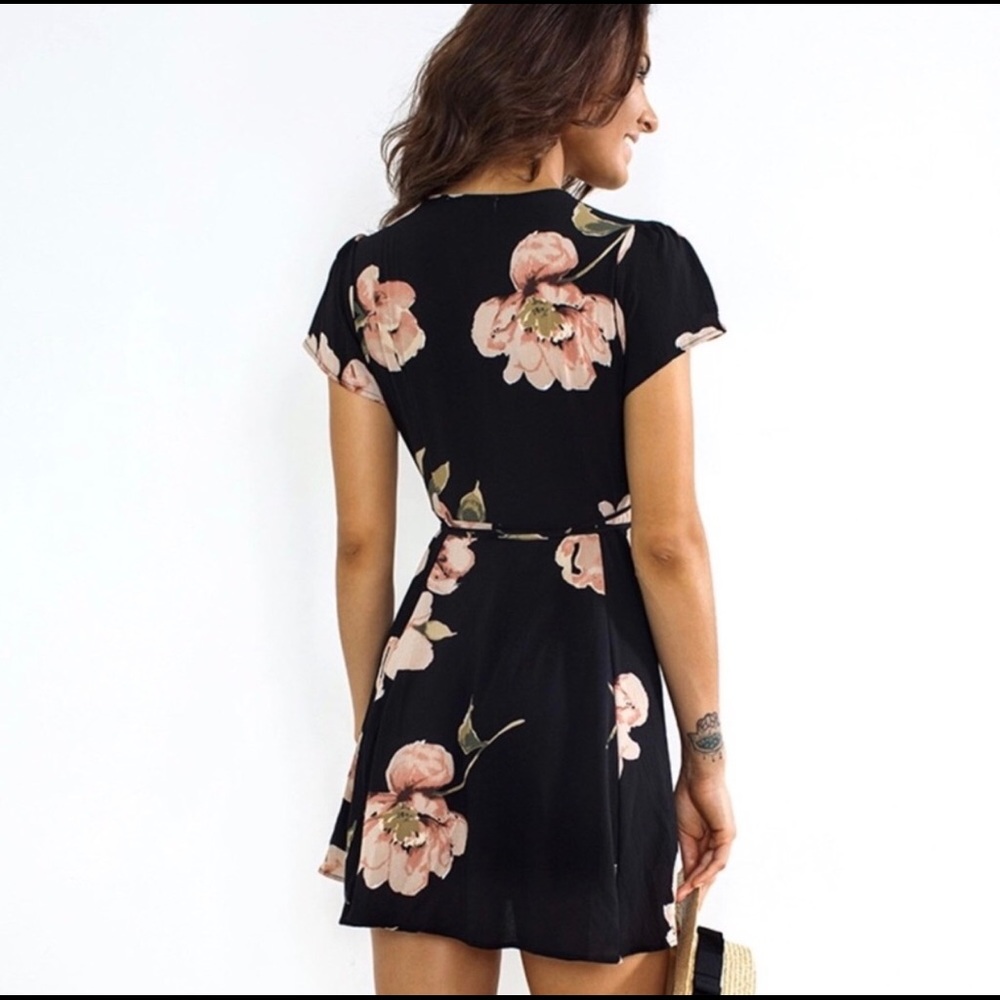 HOST PICK 🎉Floral wrap dress 🌺🌸 - Picture 2 of 2